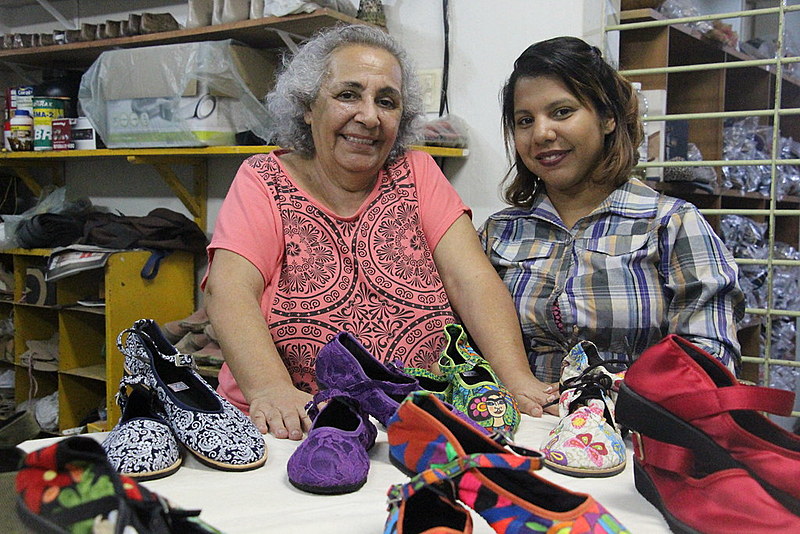Dona Cacilda e sua filha Alice, que participam de todo o processo de produção e venda dos sapatos