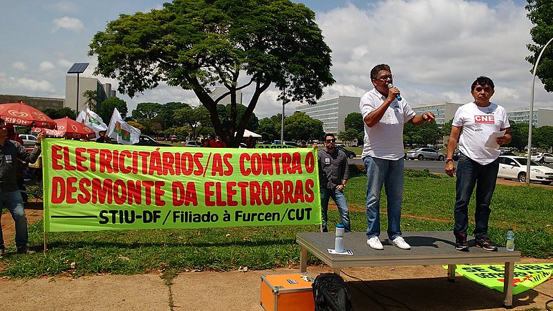 Funcionários realizam protesto em frente ao Ministério das Minas e Energia, em Brasília