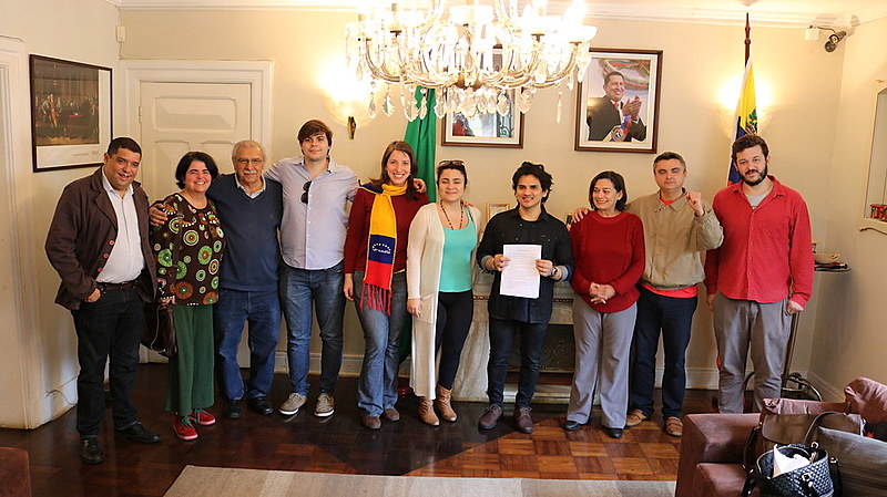 Integrantes do Comitê Brasileiro pela Paz em ato simbólico no consulado da Venezuela, em São Paulo