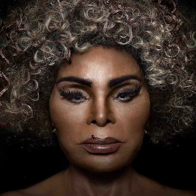 "Elza Soares segue nos mostrando caminhos para a afirmação de uma identidade brasileira, formada por mil nações, forte e festeira"