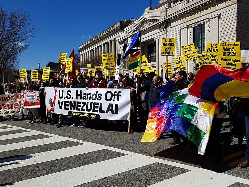 Com manifestações e vigília na embaixada venezuelana nos EUA, manifestantes defendem soberania da Venezuela