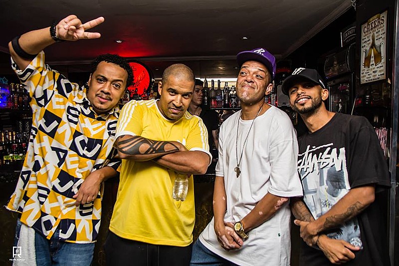 KL Jay, dos Racionais  MC's, comanda a festa ao lado do irmão Ajamu, do filho Will e do parceiro Marco