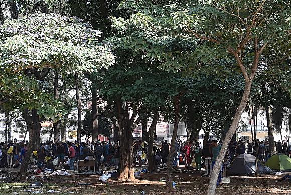 Em São Paulo, usuários de drogas se concentram na Praça Princesa Isabel, após ações de desocupação da Cracolândia