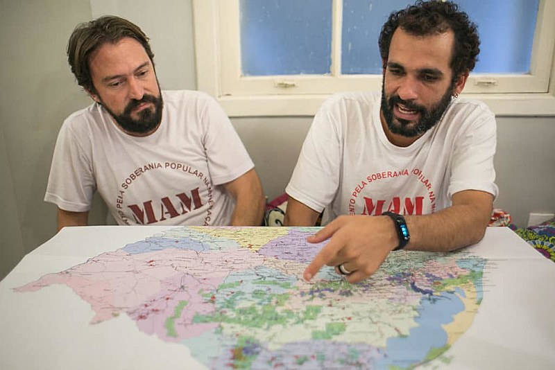 Márcio Zonta e Victor Salgueiro, do MAM, mostram mapeamento dos territórios que podem ser atingidos pela mineração no RS