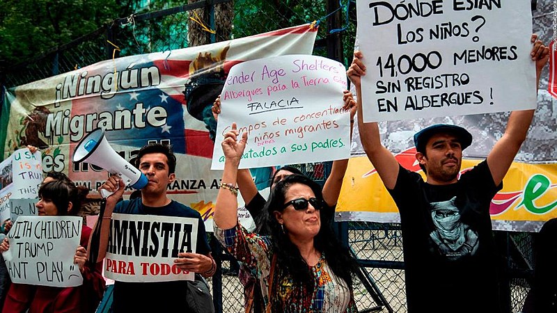 Familiares de imigrantes protestam em frente à embaixada dos Estados Unidos na Cidade do México