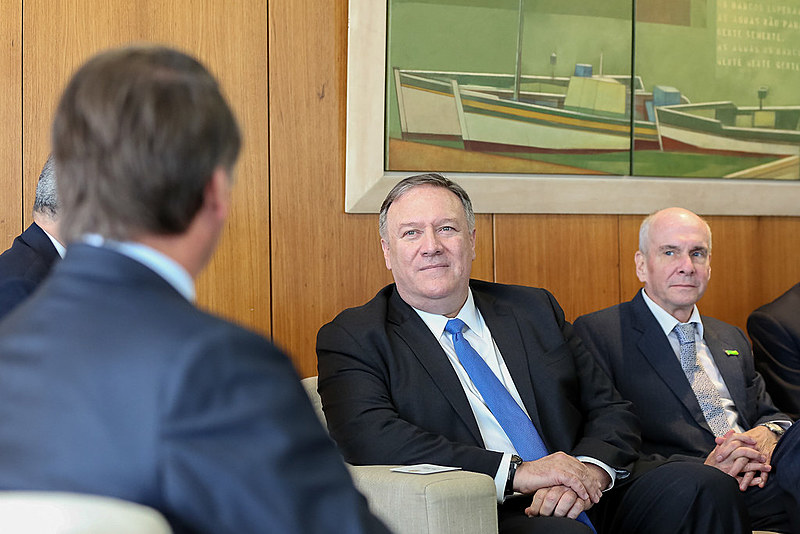 Bolsonaro (de costas) conversar com Mike Pompeo (ao centro), secretário de Estado dos EUA
