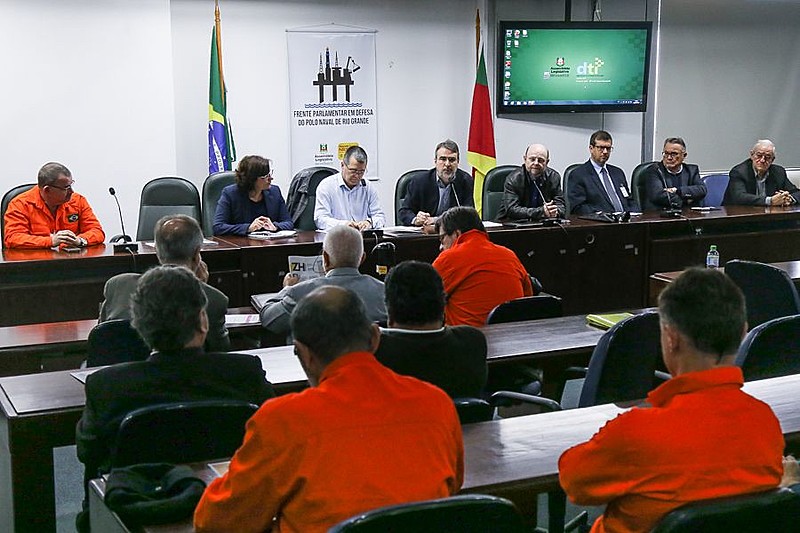 Com uniforme laranja, trabalhadores da Petrobras participam da audiência sobre o Polo Naval