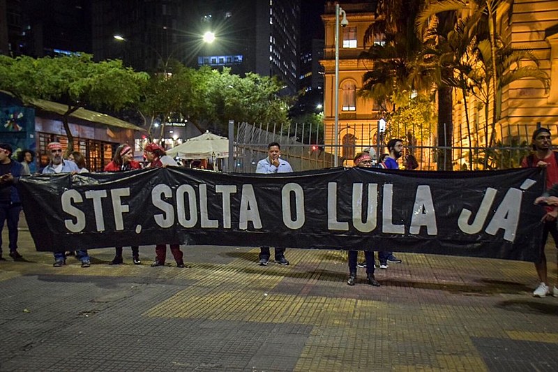 Militantes dão o ''Boa noite presidente Lula'' nesta segunda-feira (24), na praça da República, no centro de São Paulo