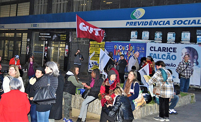Trabalhadores e trabalhadoras realizaram intervenção em frente ao prédio no INSS