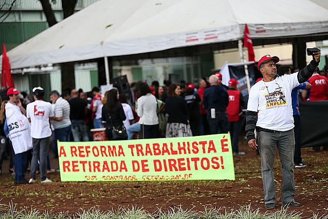 O espírito da reforma (anti) trabalhista é, em essência, reduzir as garantias do Estado e dos sindicatos à classe trabalhadora