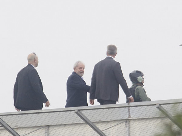 Ex-presidente deixando a sede da PF, em Curitiba.
