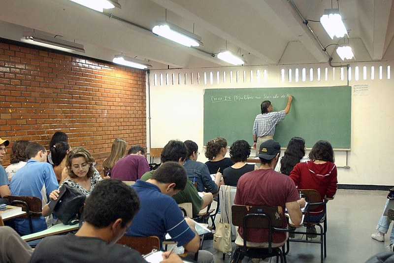 Este governo deixa claro que educação deve ser apenas para quem pode pagar