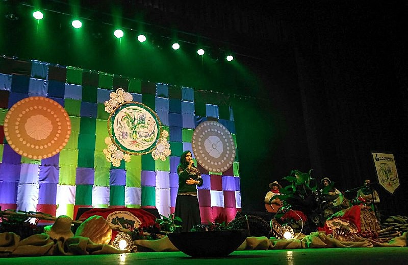 A atriz Letícia Sabatella participou de apresentações culturais da abertura do evento
