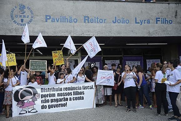 Alunos e professores fazem ato de apoio à Universidade Estadual do Rio de Janeiro