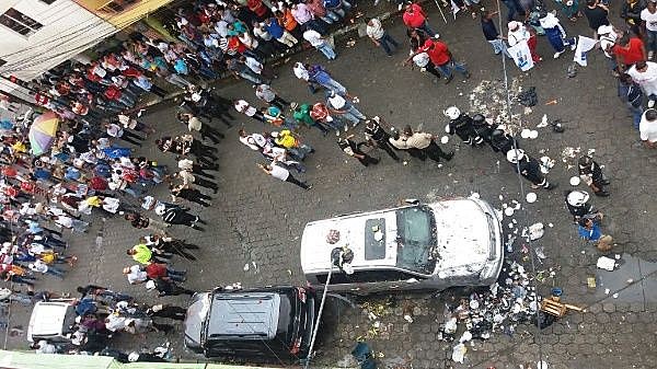 Carro de Rafael Correa foi atacado na tarde dessa quarta-feira, em frente a uma rádio, no norte do país