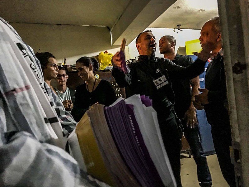 Testemunhas afirmam que a porta do Diretório Acadêmico foi arrombada pelos agentes do TRE -RJ