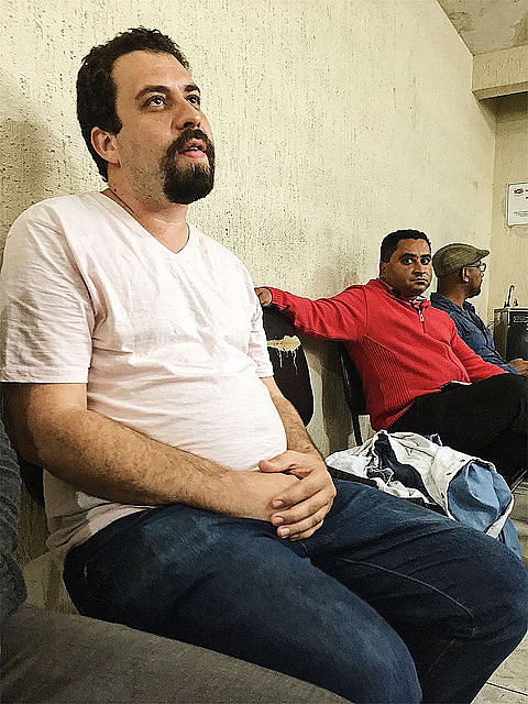 Boulos esperando en la recepción de la delegación de policía para delegación de policía para declarar