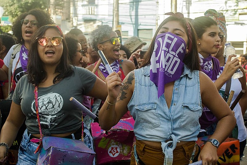 “Éramos felizes e sabíamos! #EleNão para o Brasil voltar a ser feliz de novo”, gritavam as manifestantes no ato de Salvador (BA)
