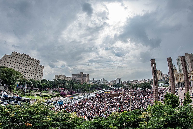 Manifestantes reunidos na Praça da Estação, Centro da capital