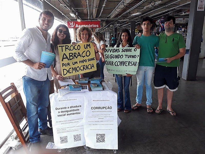 Voluntários da "Banquinha da democracia" reunidos na Rodoviária do Plano Piloto, em Brasília (DF)
