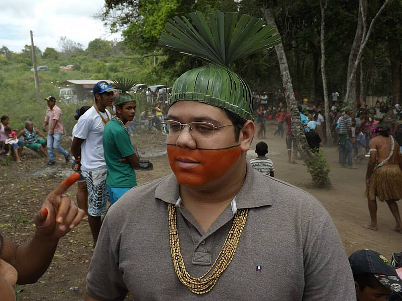 Guilherme Araújo, ou Guila, é jovem indígena Xukuru do Ororubá. Integra a Poya Limolaygo, articulação de juventude do seu povo, e a COJIPE