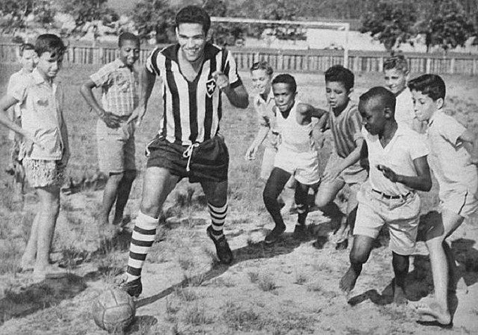 "Todo driblador é imoral, cafajeste, sangue frio, não tem piedade de quem mal conhece como fazia Mané Garrincha com seus Joões"