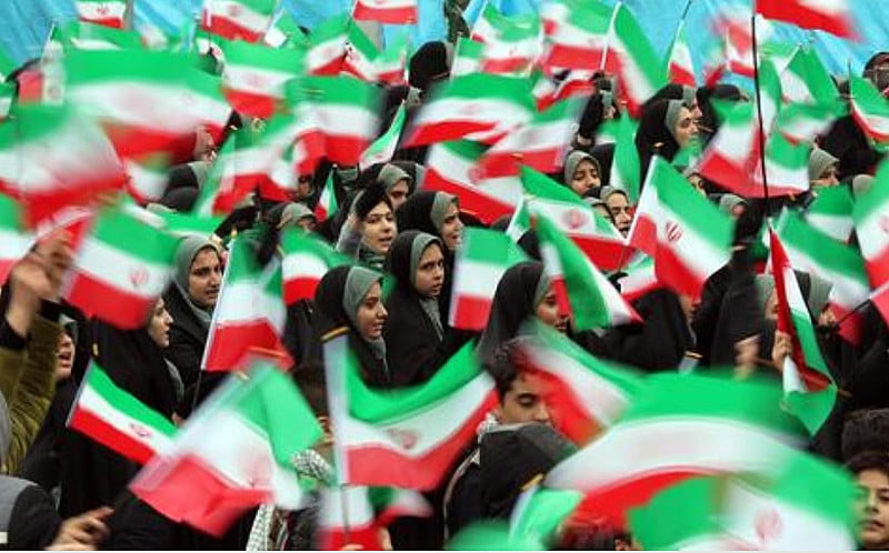 Ruas iranianas foram tomadas por mulheres usando chador, crianças com balões, homens de roupas escuras, milícias uniformizadas e clérigos