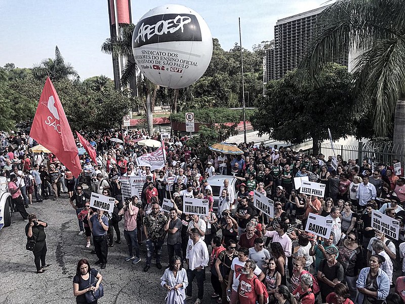 Professores da rede estadual decidiram pela greve em assembleia em frente à Alesp, nesta terça-feira (26)