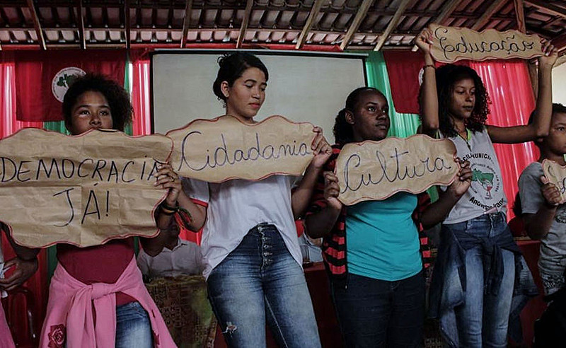 Como recolocar na ordem do dia as alternativas comunitárias, os valores de coletividade e a necessidade da construção de um projeto popular?