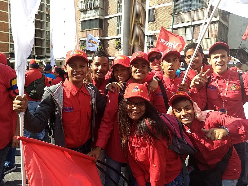 Jovens se juntam à multidão que promoveu um ato público na data conhecida como 4F, em Caracas