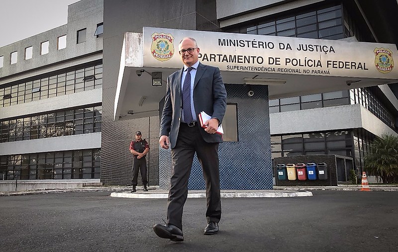 Eurodeputado italiano Roberto Gualtieri em frente à sede da Polícia Federal em Curitiba