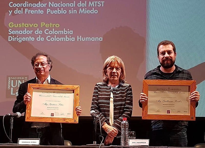 Gustavo Petro (esquerda), a reitora da Universidade de Lanús, Ana Jaramillo, e Guilherme Boulos posam durante a solenidade