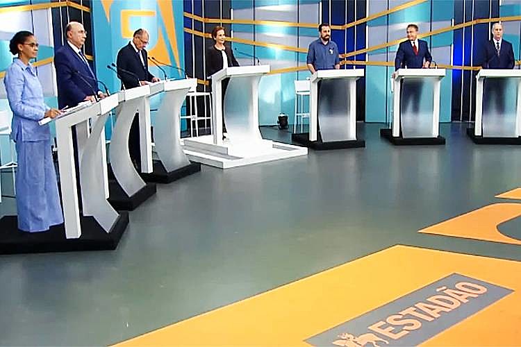 Candidatos optaram em não colocar as cadeiras de Lula e Bolsonaro, ausentes no debate