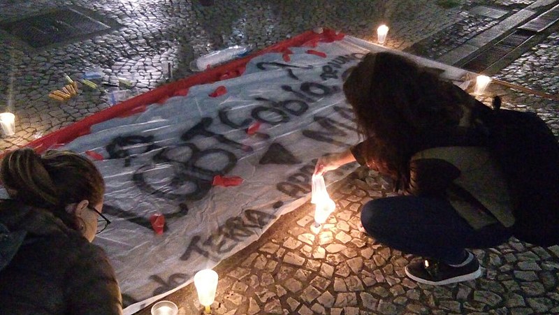 Velas foram acesas para representar a lembrança das mortes ocorridas no Brasil por crimes de ódio e preconceito devido a orientação sexual