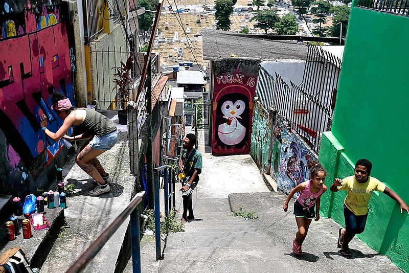 Grafiteiros transformam a Vila Operária, em Duque de Caxias, em uma grande galeria de arte a céu aberto