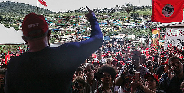 Lula speaking to MST activists at a camp in the state of Minas Gerais in 2017