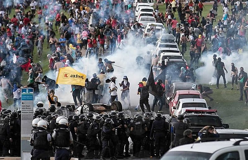 Ação policial durante protesto contra a PEC 55 na última terça-feira (29) em frente ao Congresso Nacional