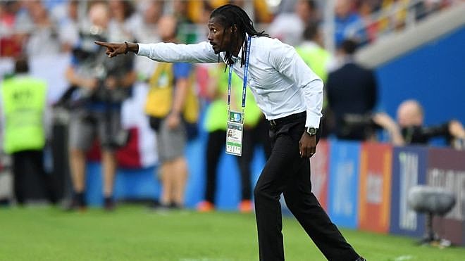 Cissé é o único técnico negro nesta Copa e também o que tem menor salário entre os 32 treinadores