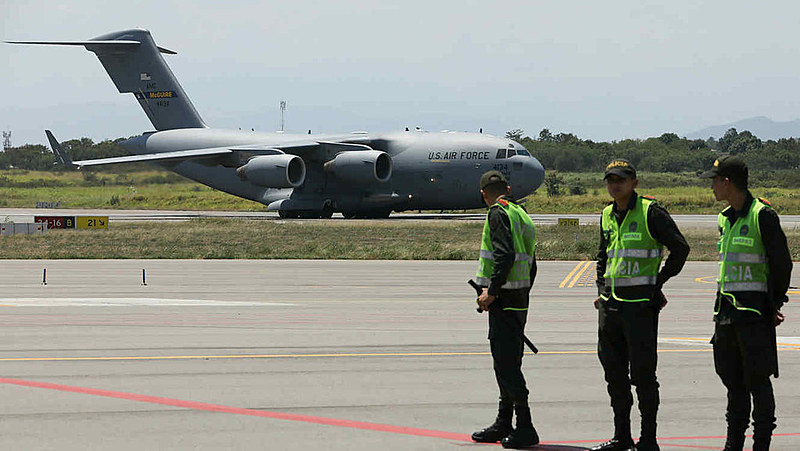 Aeronave de transporte militar pesado de longo alcance C-17 Globemaster III aterrisa em Cúcuta, na Colômbia