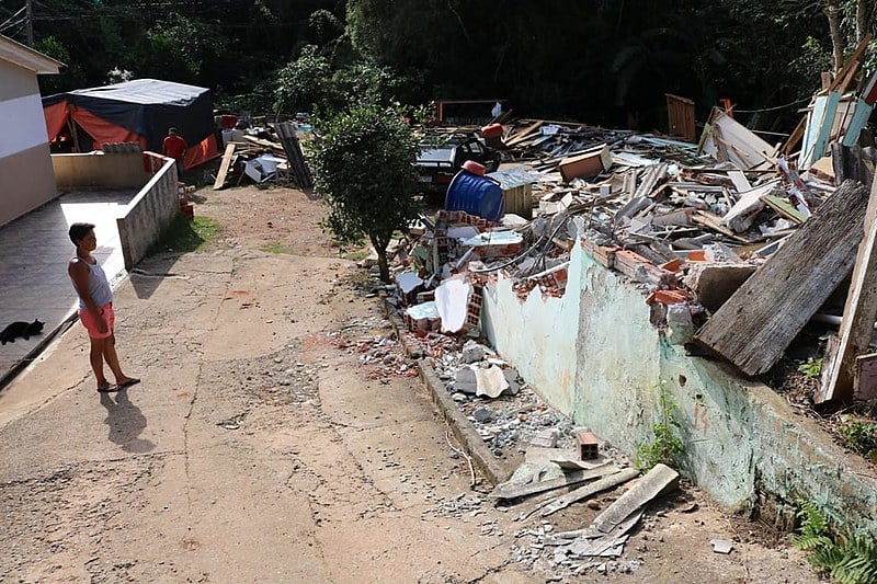 A gestão municipal reconhece que não tem qualquer proposta de moradia para as pessoas