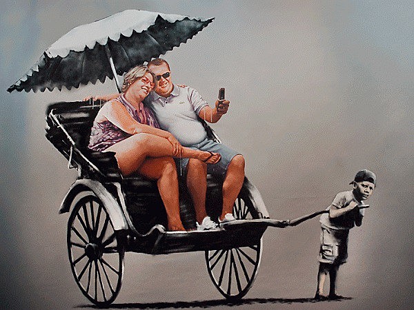 Banksy, o artista icônico e anônimo, possui uma grande variedade de obras de arte com mensagens sociais poderosas, e um tanto polêmicas