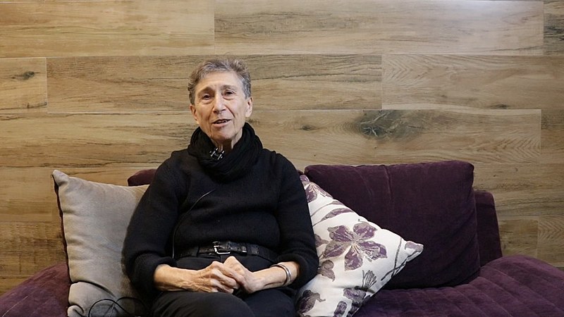 Federici aponta a existência de uma relação entre a militarização, a repressão das lutas sociais e o aumento da violência contra a mulher.