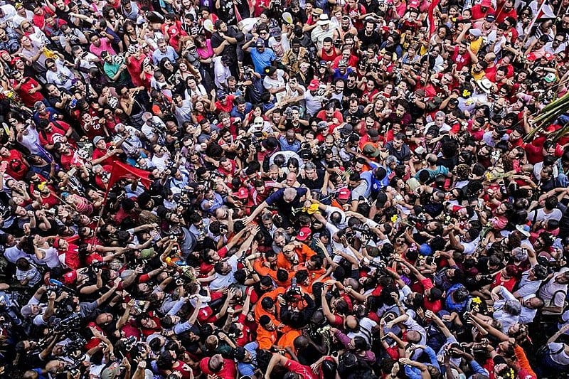 Lula é carregado pelo povo em São Bernardo, no dia em que se apresentou à Polícia Federal para ser preso