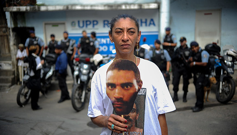 Companheira de Amarildo, Elizabeth Gomes da Silva segura foto do ajudante de pedreiro em protesto