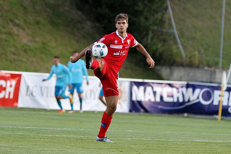Paulo Ricardo veste a camisa do FC Sion desde 2016 e alerta para a intensidade do futebol suíço