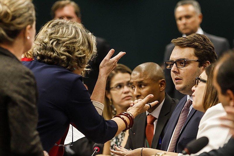 Deputados durante discussão da reforma da Previdência na CCJ da Câmara dos Deputados nesta terça-feira (23)