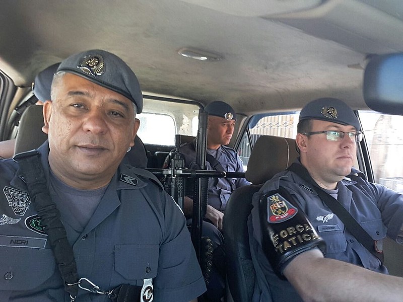 Sargento Neri, à esquerda, na época que integrava a Força Tática
