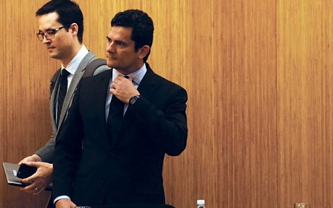Moro confirmou a autenticidade desse diálogo ao classificar a sugestão havia sido um "descuido" seu.