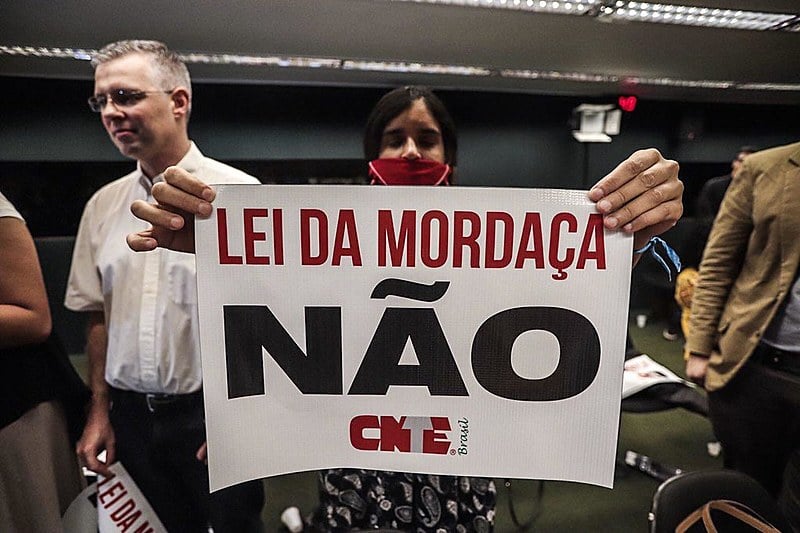Manifestante protesta contra projeto "Escola sem Partido" na Câmara dos Deputados, em Brasília, nesta quarta (7)