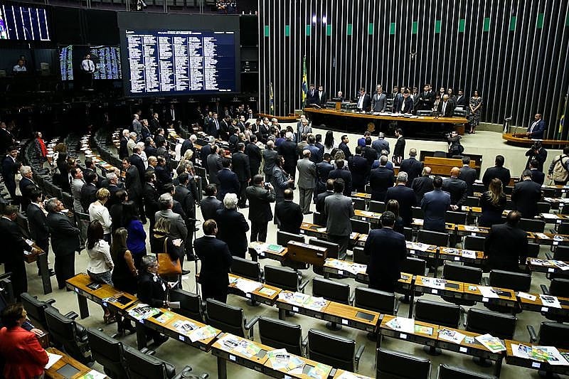 Plenário da Câmara Federal com pouco mais da metade dos deputados presentes, 257 são necessários para que se encaminhe a votação